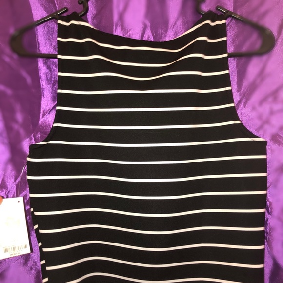 Black and white striped sleeveless crop top - Picture 3 of 3